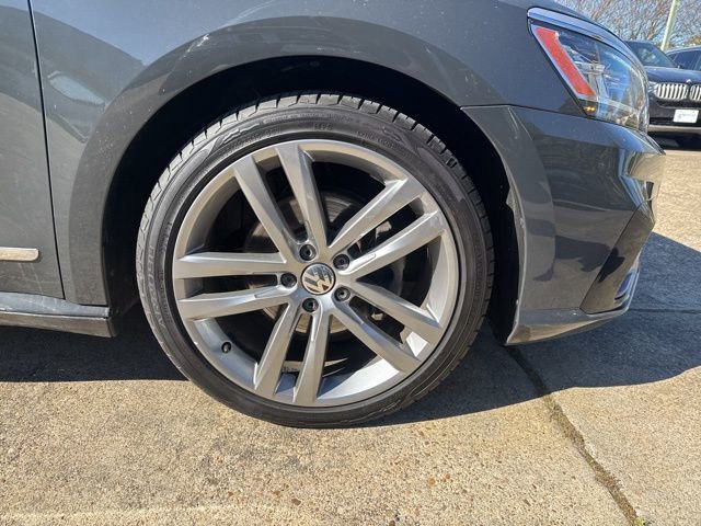 Used 2017 Volkswagen Passat 1.8T R-Line w/ R-Line Lighting Package image 11