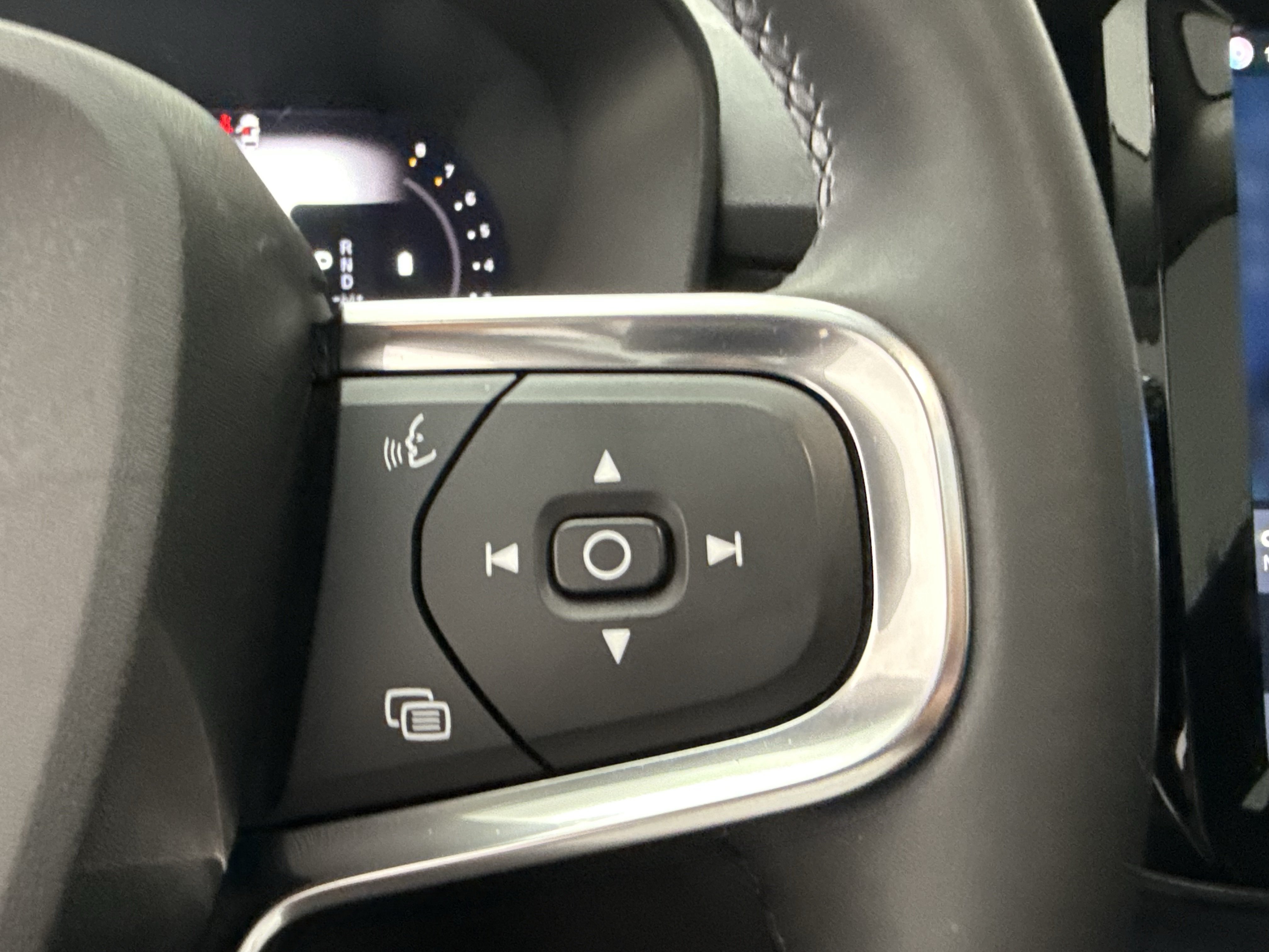 Certified 2024 Volvo XC40 B5 Plus w/ Protection Package Premier AWD/4WD image 17
