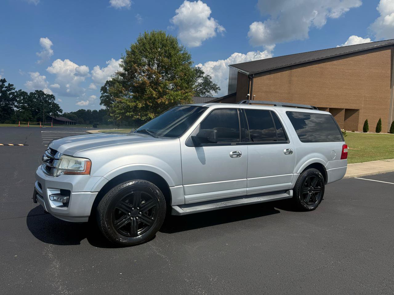 Used 2017 Ford Expedition EL XLT w/ Equipment Group 202A AWD/4WD image 4