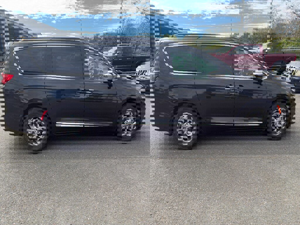 Used 2023 Chrysler Pacifica Limited image 18