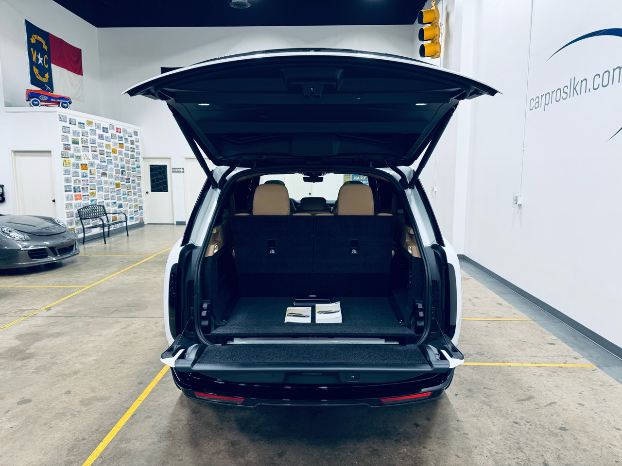 Used 2025 Land Rover Range Rover Long Wheelbase SE image 25