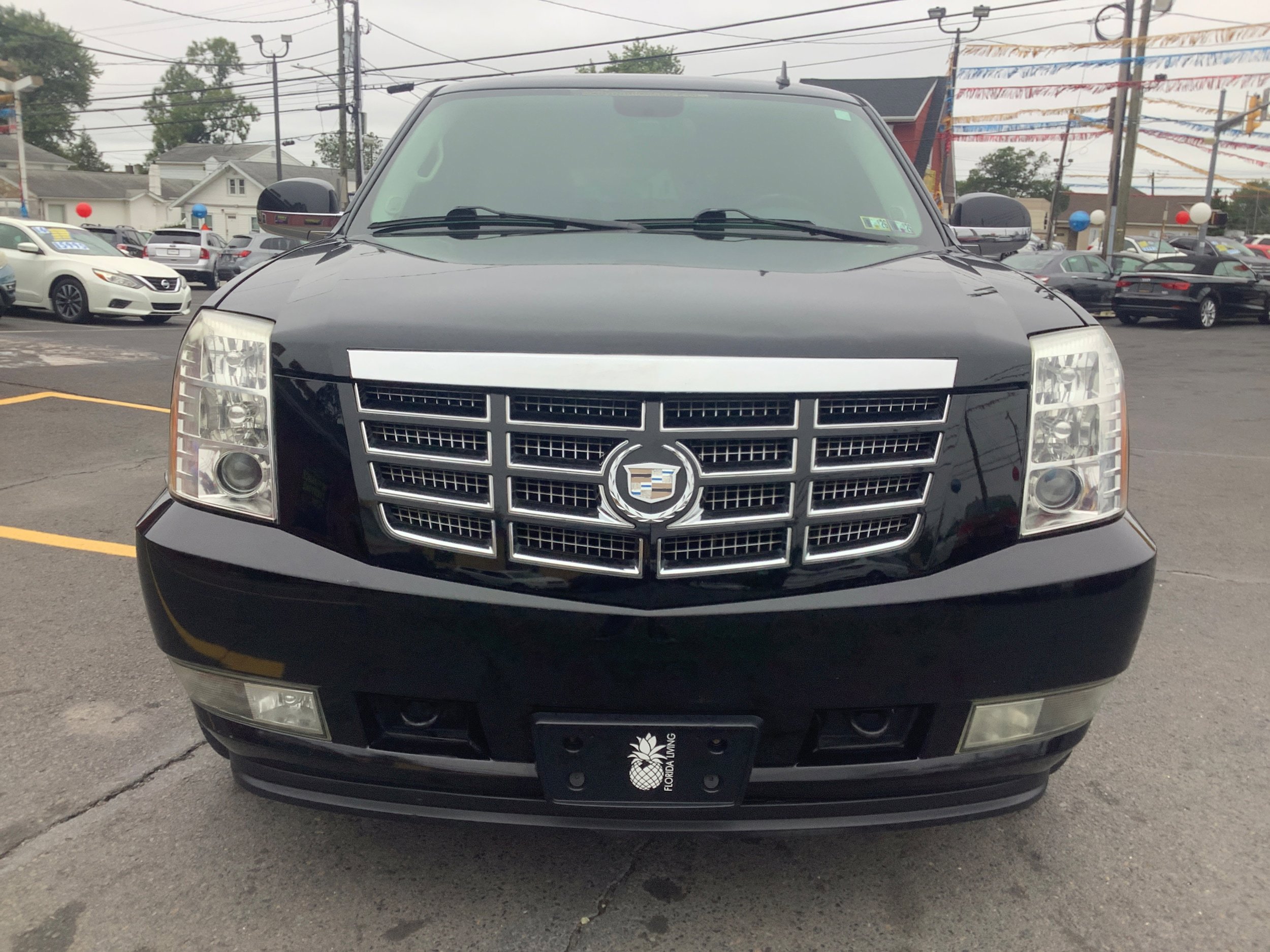 Used 2011 Cadillac Escalade Luxury AWD/4WD image 2
