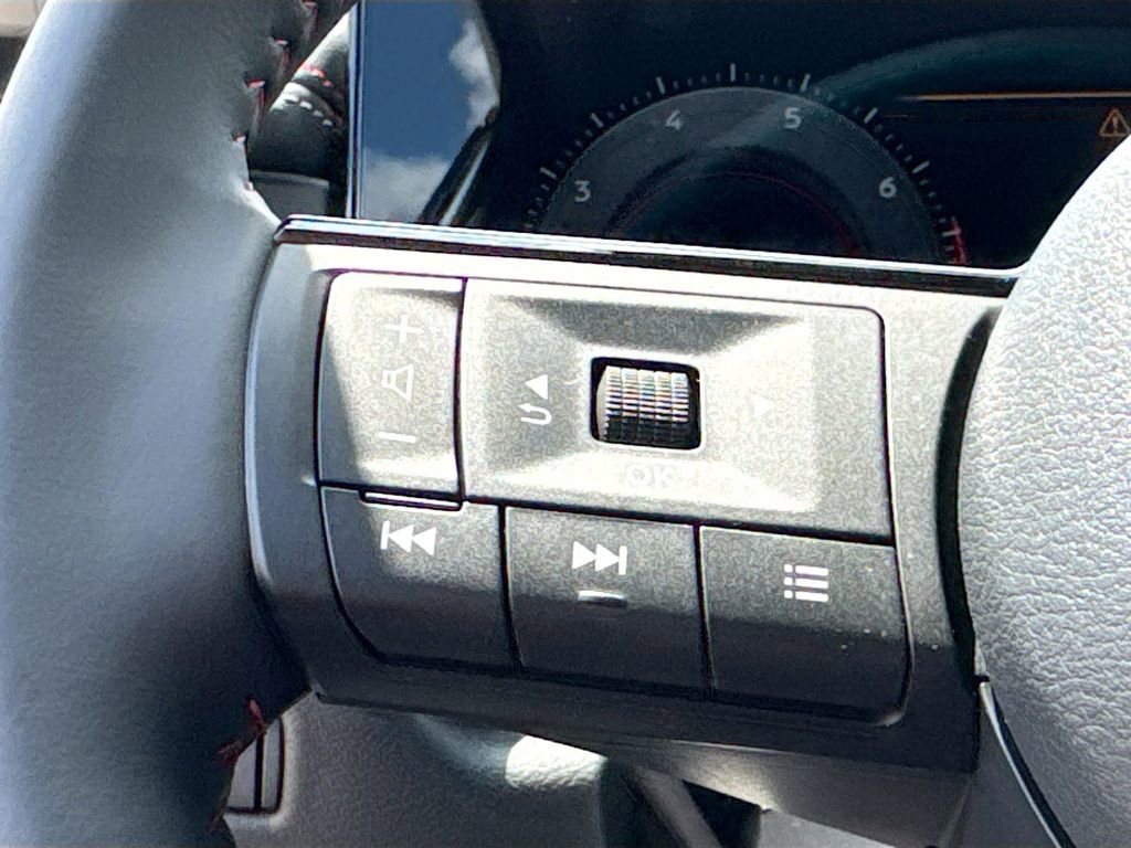 Used 2025 Nissan Kicks SR image 9