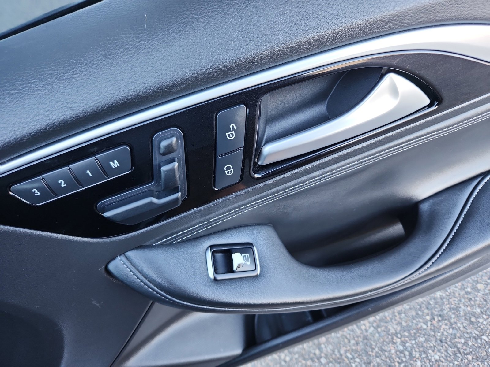 Used 2017 INFINITI QX30 Premium w/ Navigation Package image 17