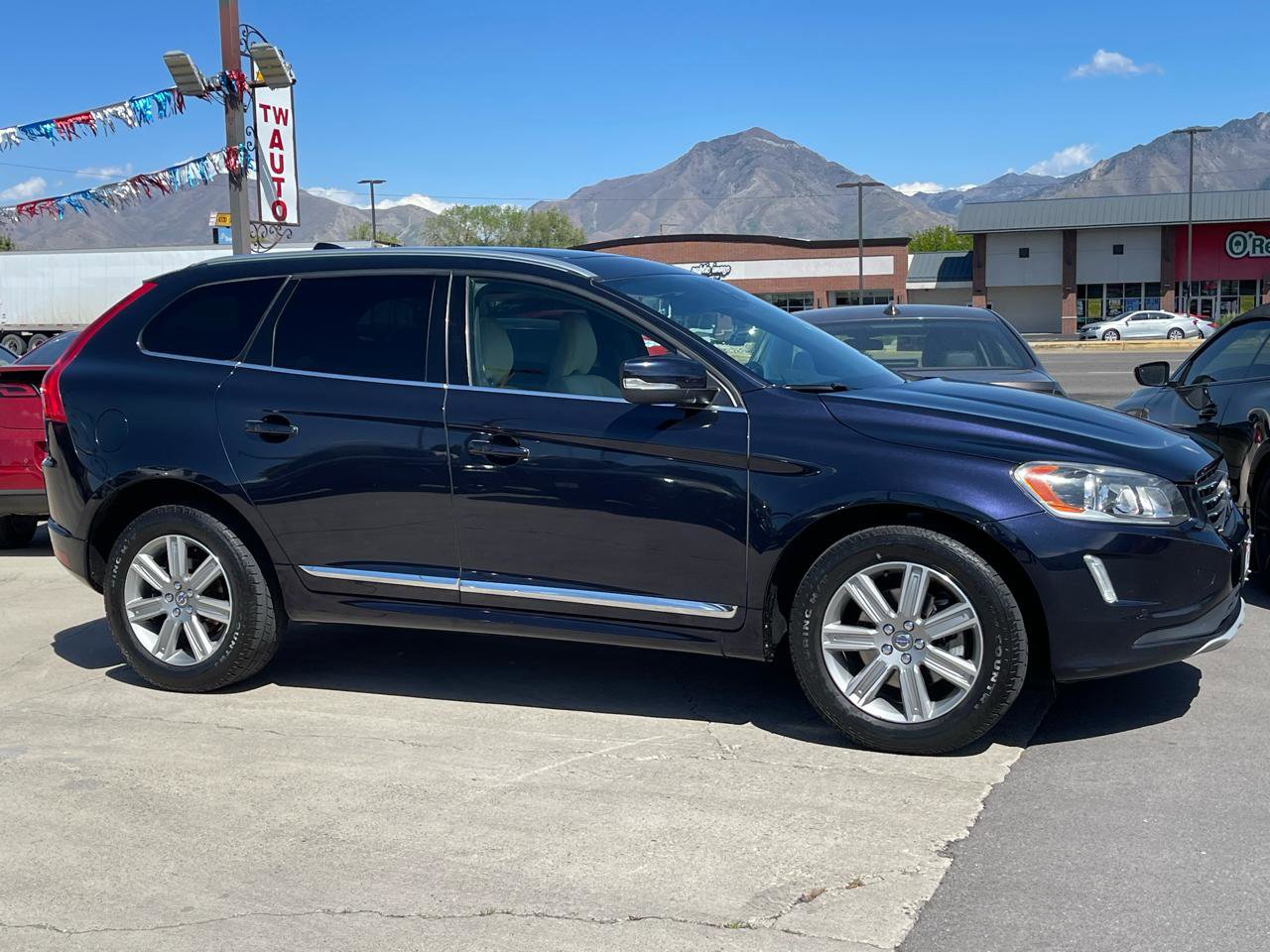 Used 2016 Volvo XC60 T6 w/ Proximity Package AWD/4WD image 4