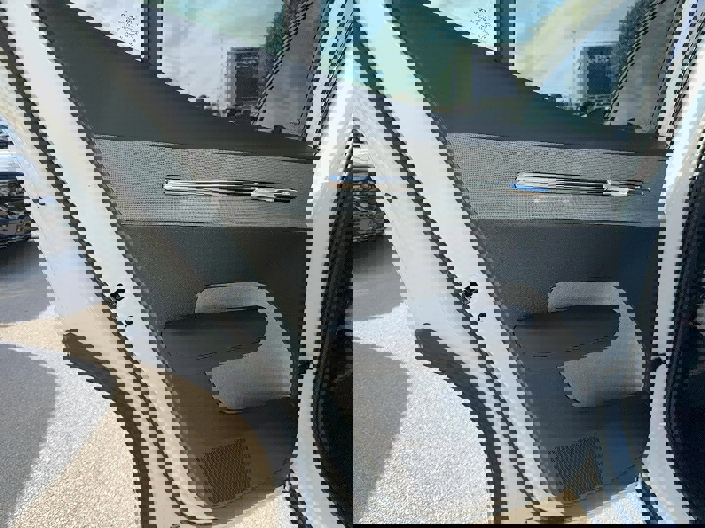 Used 2025 Volvo EX30 Ultra w/ Protection Package Premier image 15