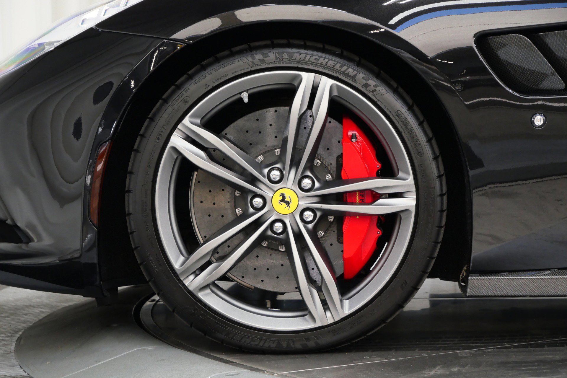 Used 2018 Ferrari GTC4Lusso image 10