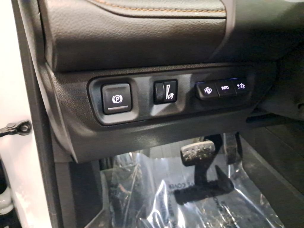 Used 2022 GMC Acadia AT4 w/ Technology Package image 8