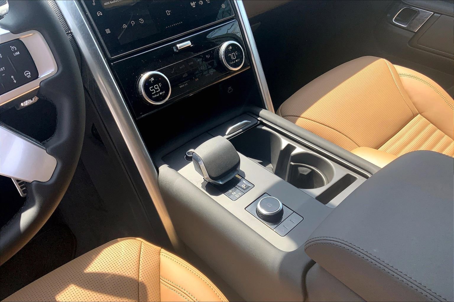 Used 2025 Land Rover Discovery Dynamic SE AWD/4WD image 16