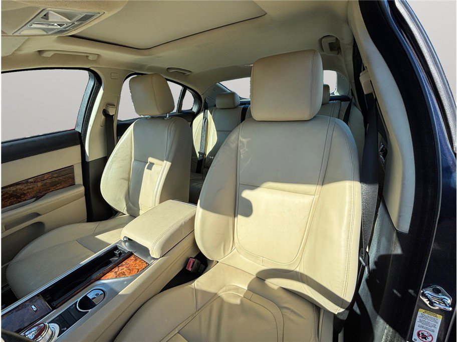 Used 2015 Jaguar XF Premium image 20