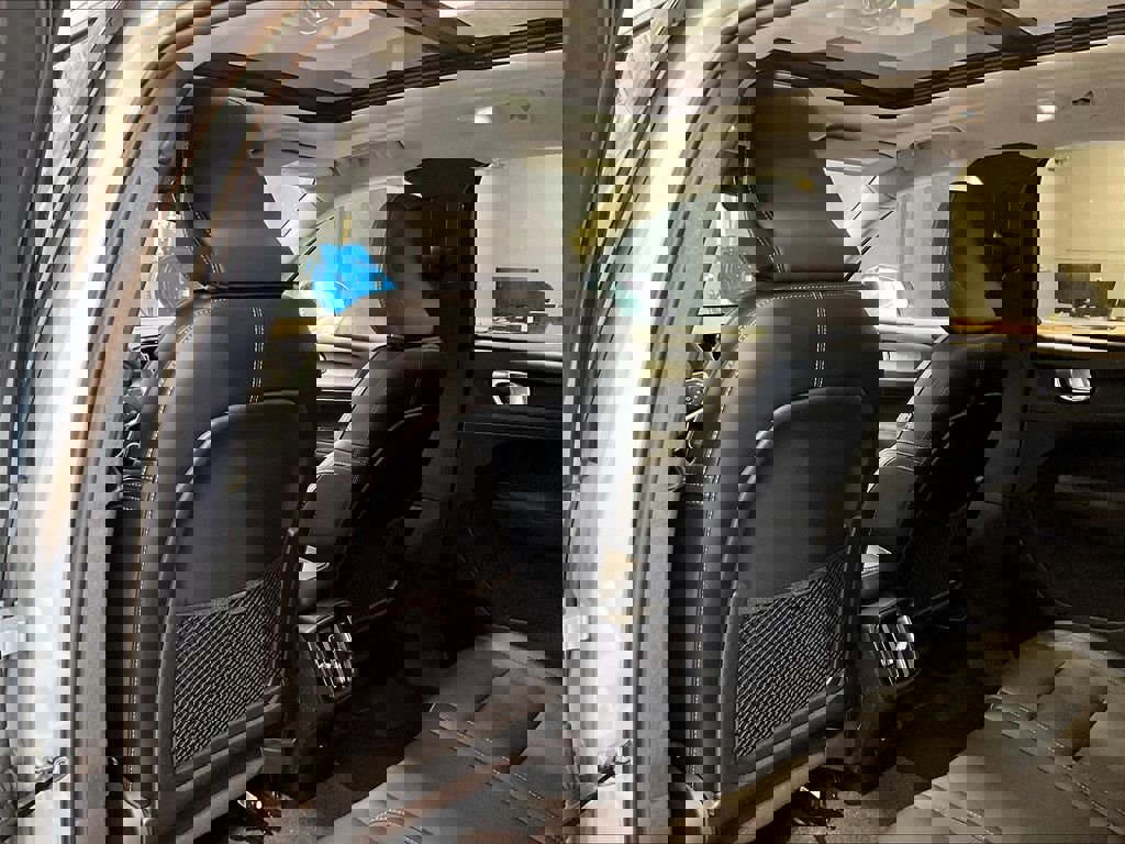 Used 2025 Volvo XC40 B5 Plus image 22