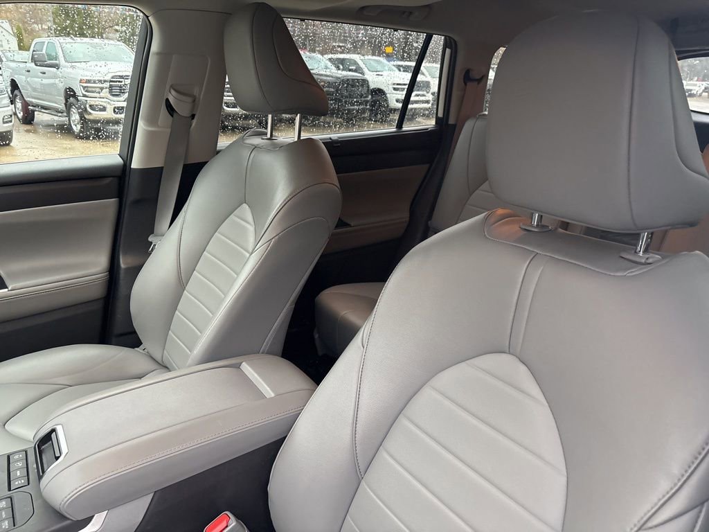 Used 2022 Toyota Highlander XLE image 11