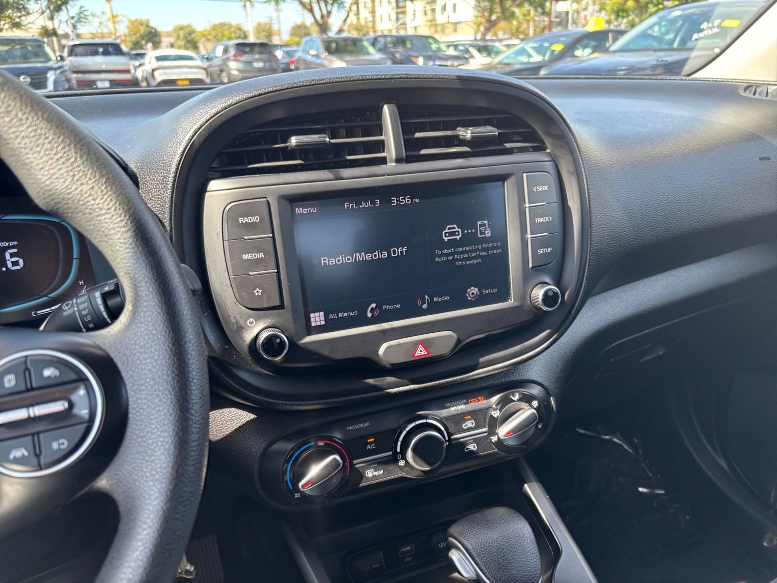 Used 2025 Kia Soul LX w/ LX Technology Package FWD image 17