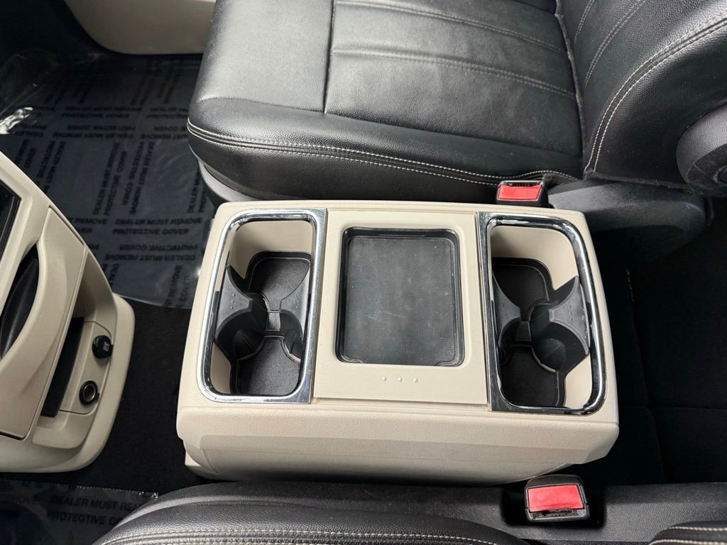 Used 2014 Chrysler Town & Country Touring image 31