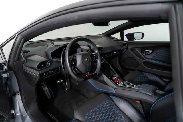 Used 2020 Lamborghini Huracan EVO image 16