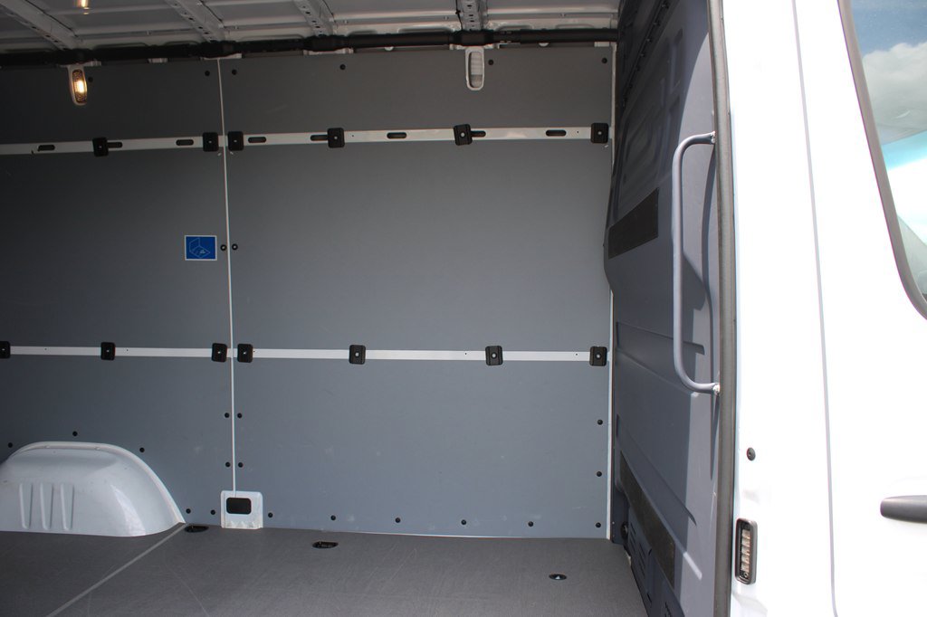 Used 2025 Mercedes-Benz Sprinter 2500 image 10