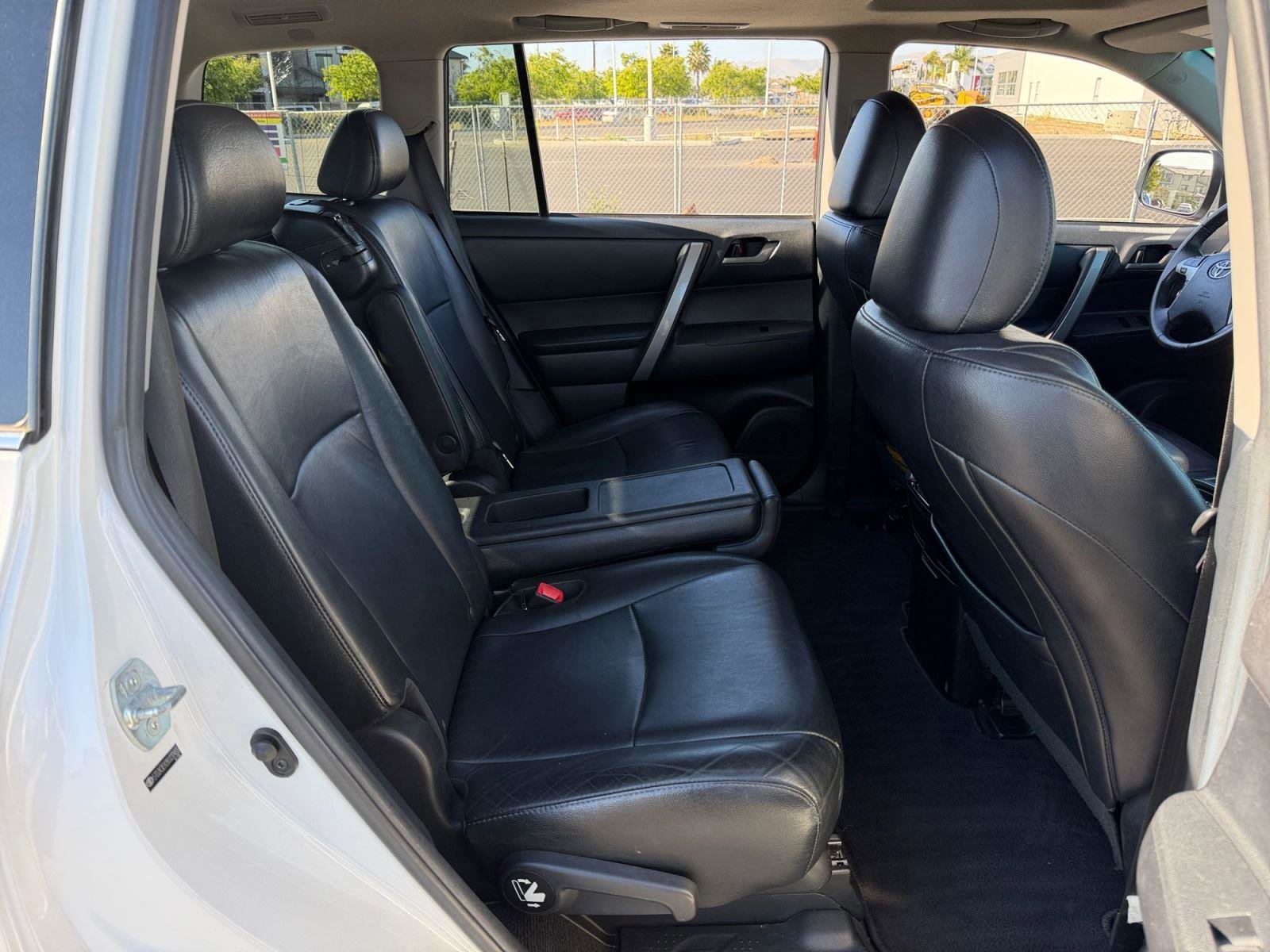 Used 2011 Toyota Highlander SE w/ Tow Pkg image 19