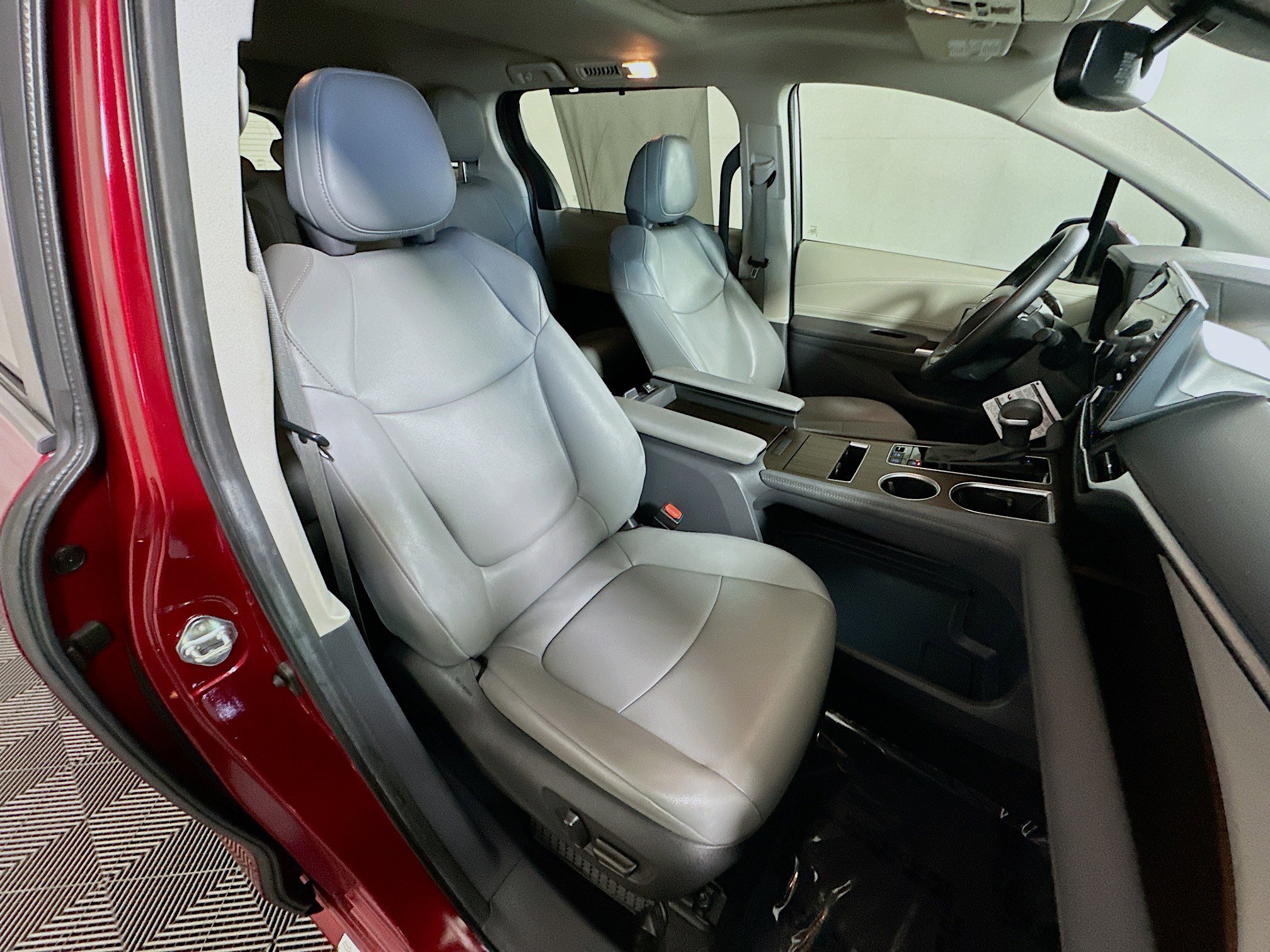 Used 2024 Toyota Sienna XLE FWD image 28