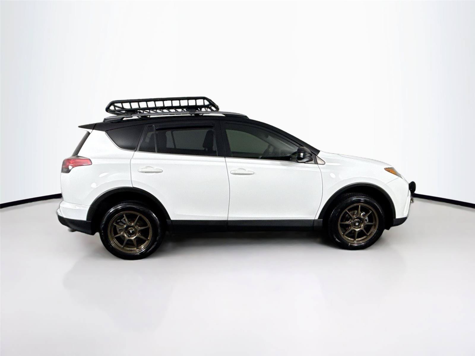 Used 2018 Toyota RAV4 LE FWD image 9