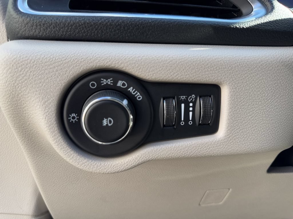 Used 2023 Chrysler Pacifica Limited FWD image 24
