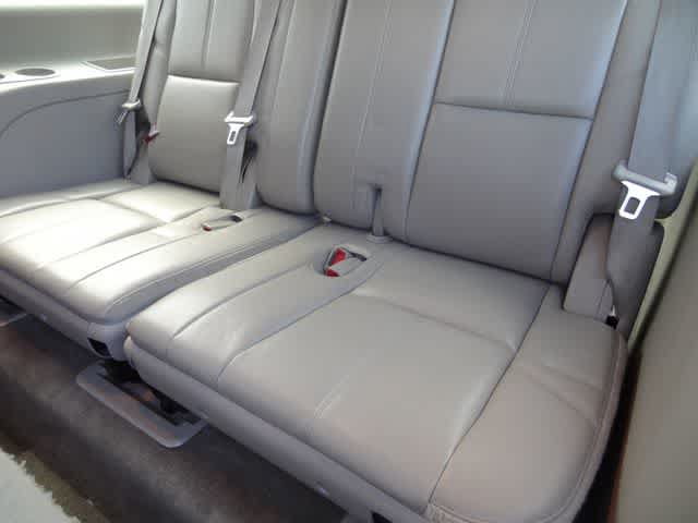 Used 2014 Chevrolet Suburban LT RWD image 9
