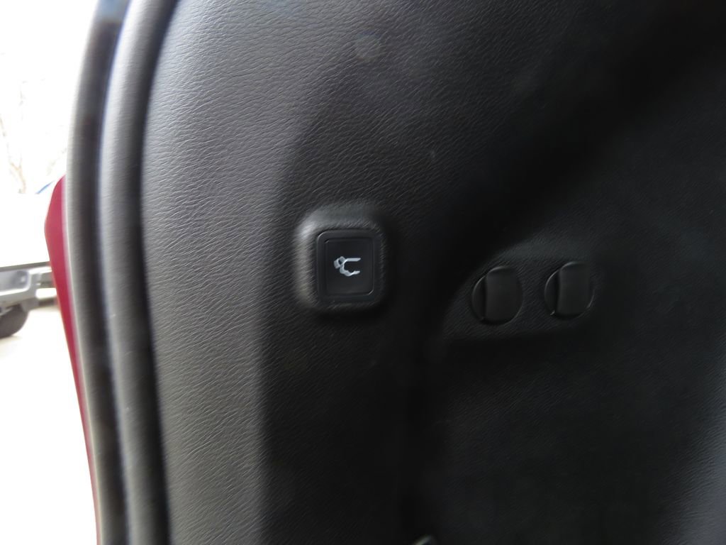 Used 2019 Jeep Cherokee Limited image 18