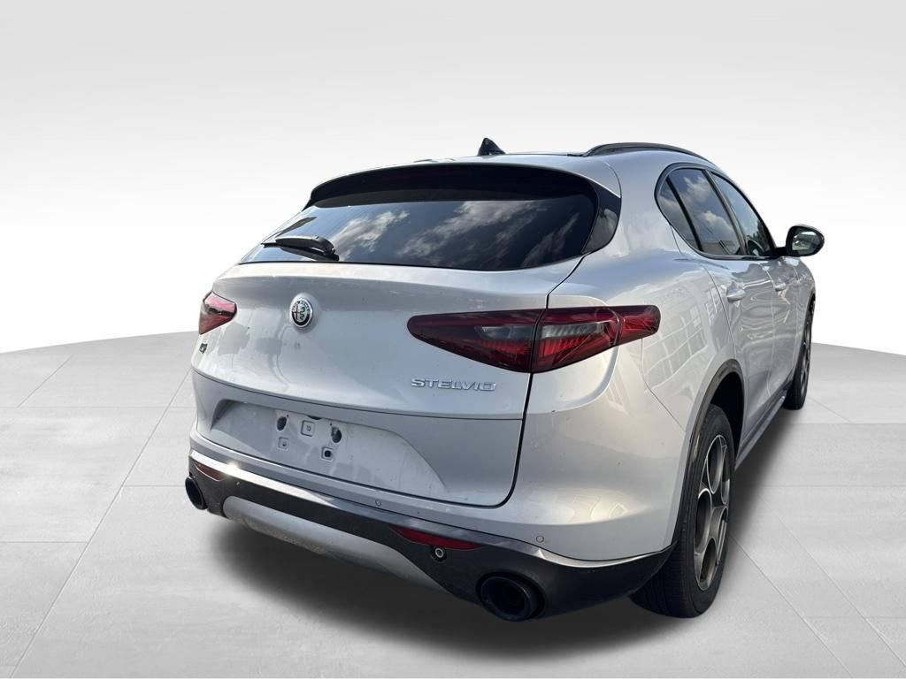 Used 2022 Alfa Romeo Stelvio Ti w/ Active Assist Plus Package AWD/4WD image 4