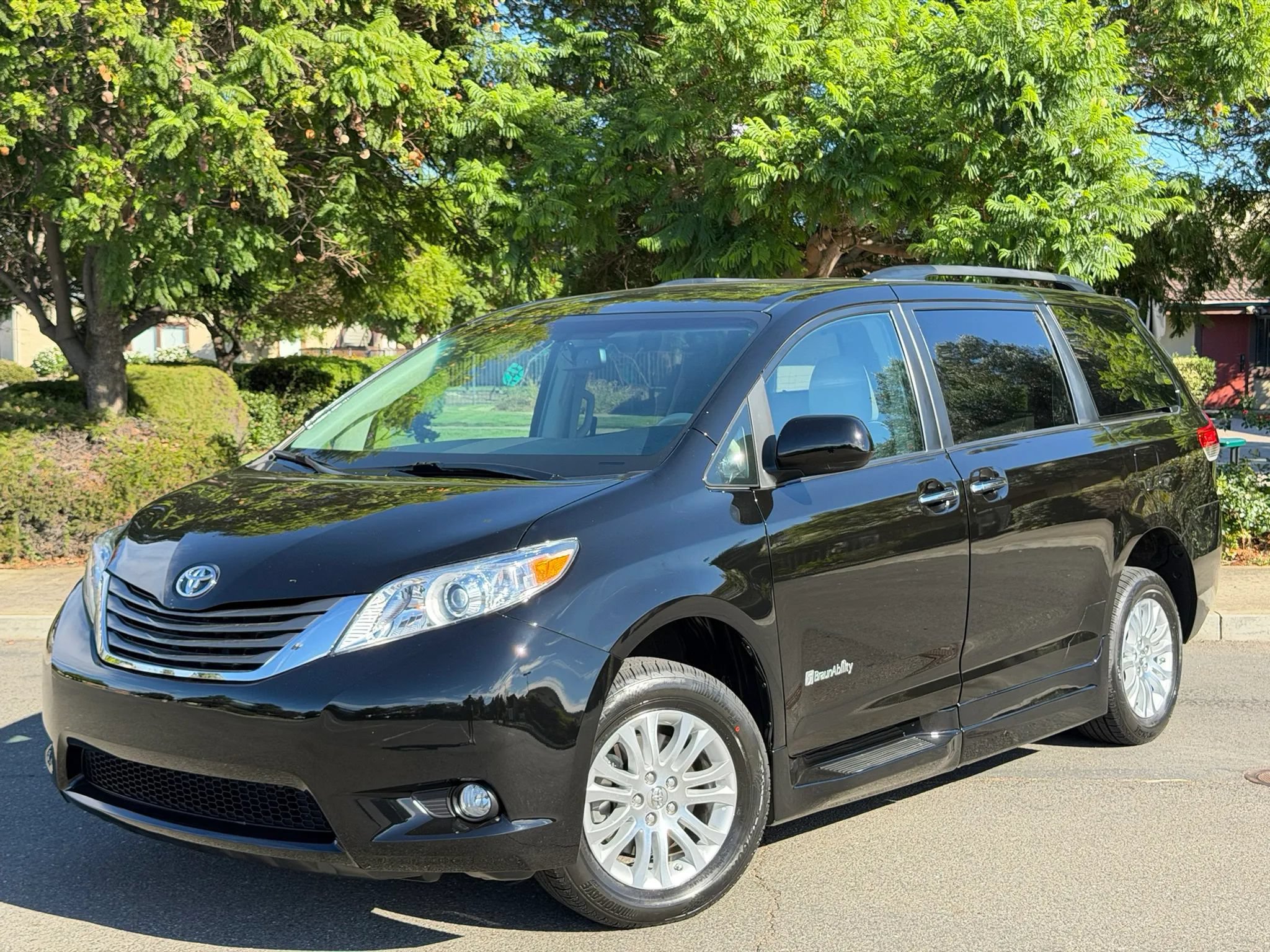 Used 2013 Toyota Sienna XLE w/ Premium Pkg FWD image 1