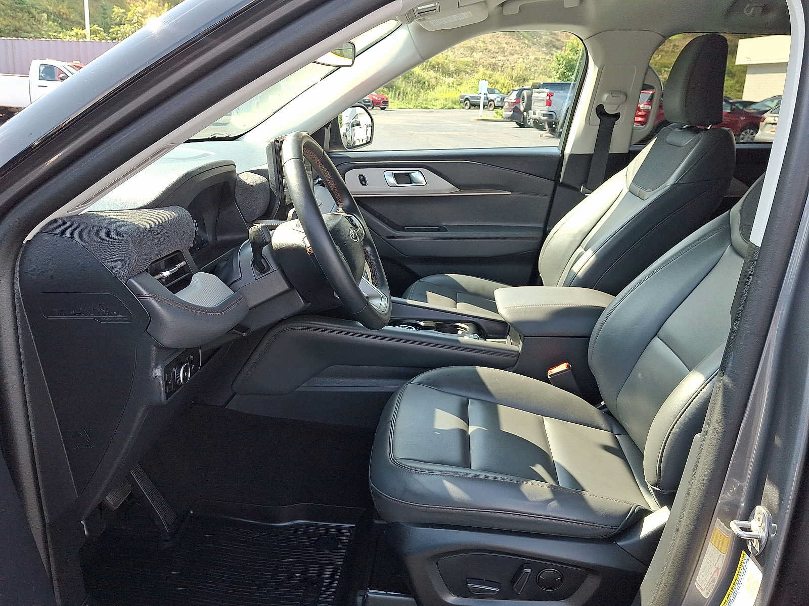 Used 2025 Ford Explorer Active w/ Active Comfort Package AWD/4WD image 13