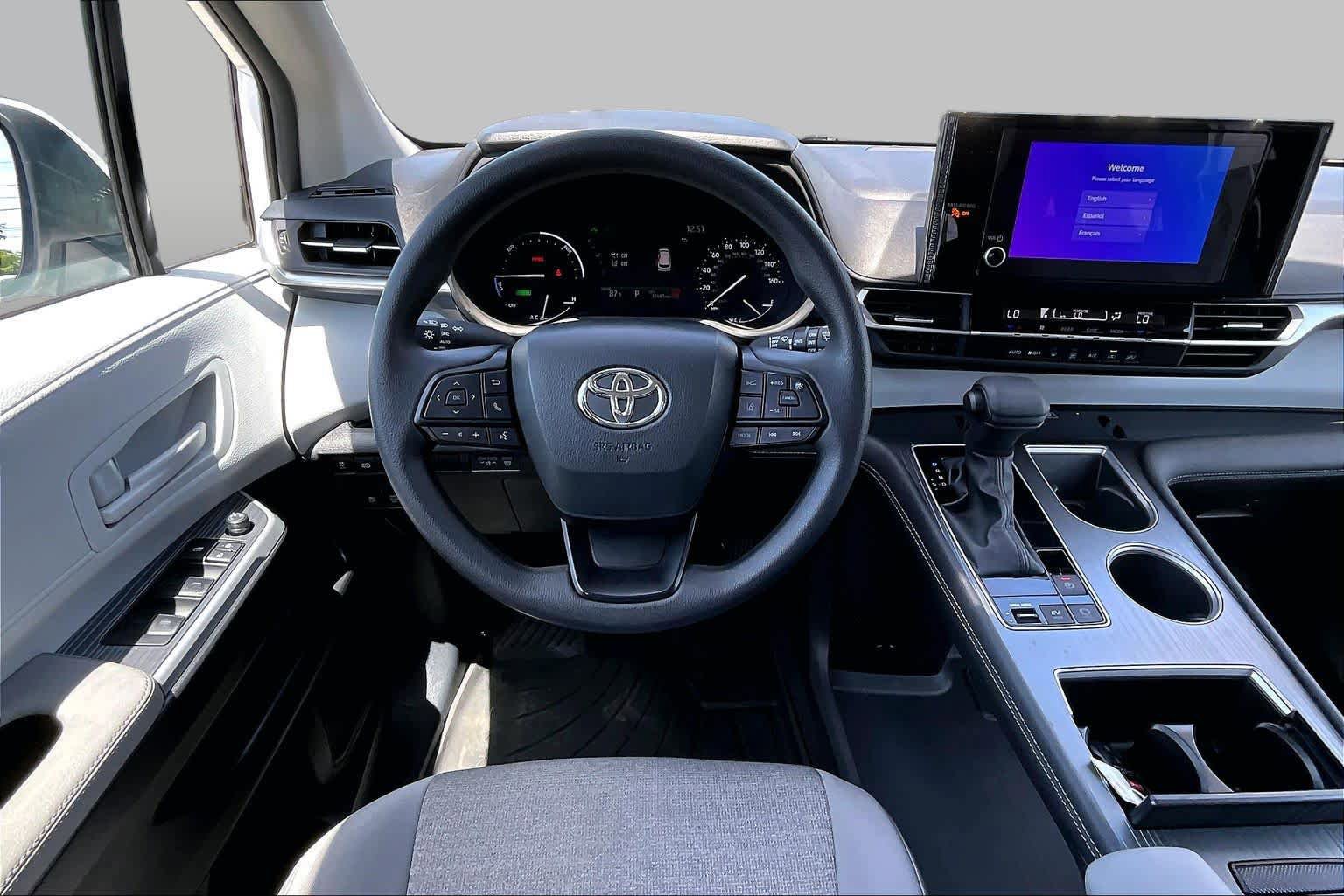 Used 2025 Toyota Sienna LE FWD image 5