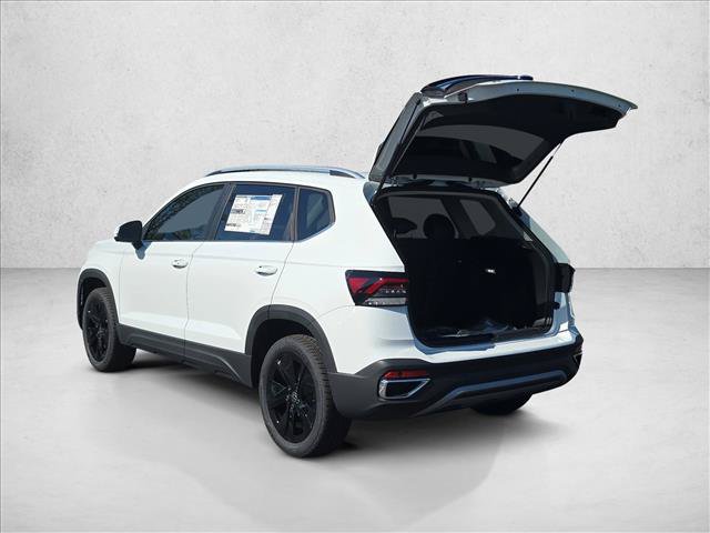 New 2026 Volkswagen Taos SE FWD image 3