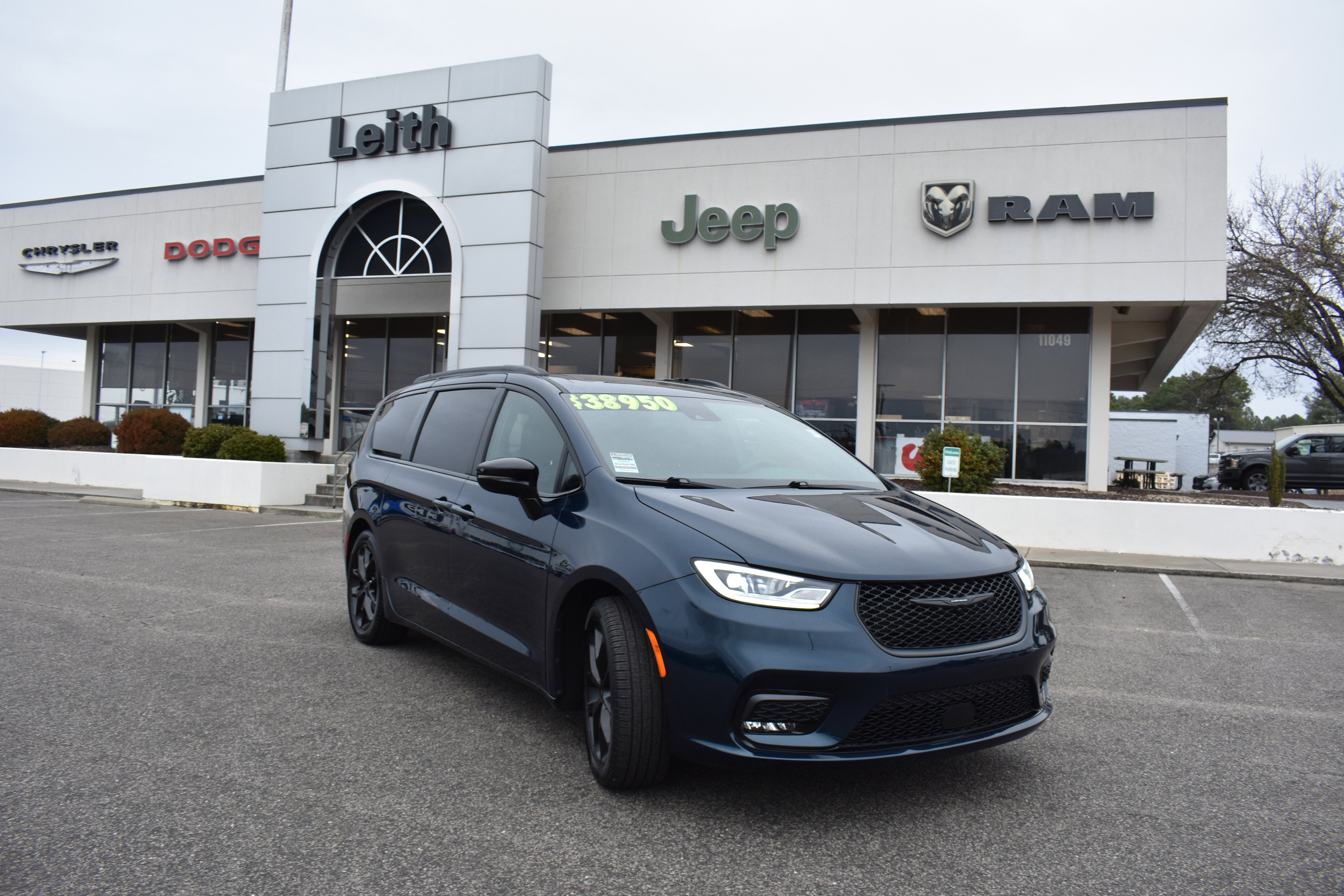 Used 2025 Chrysler Pacifica Limited image 1