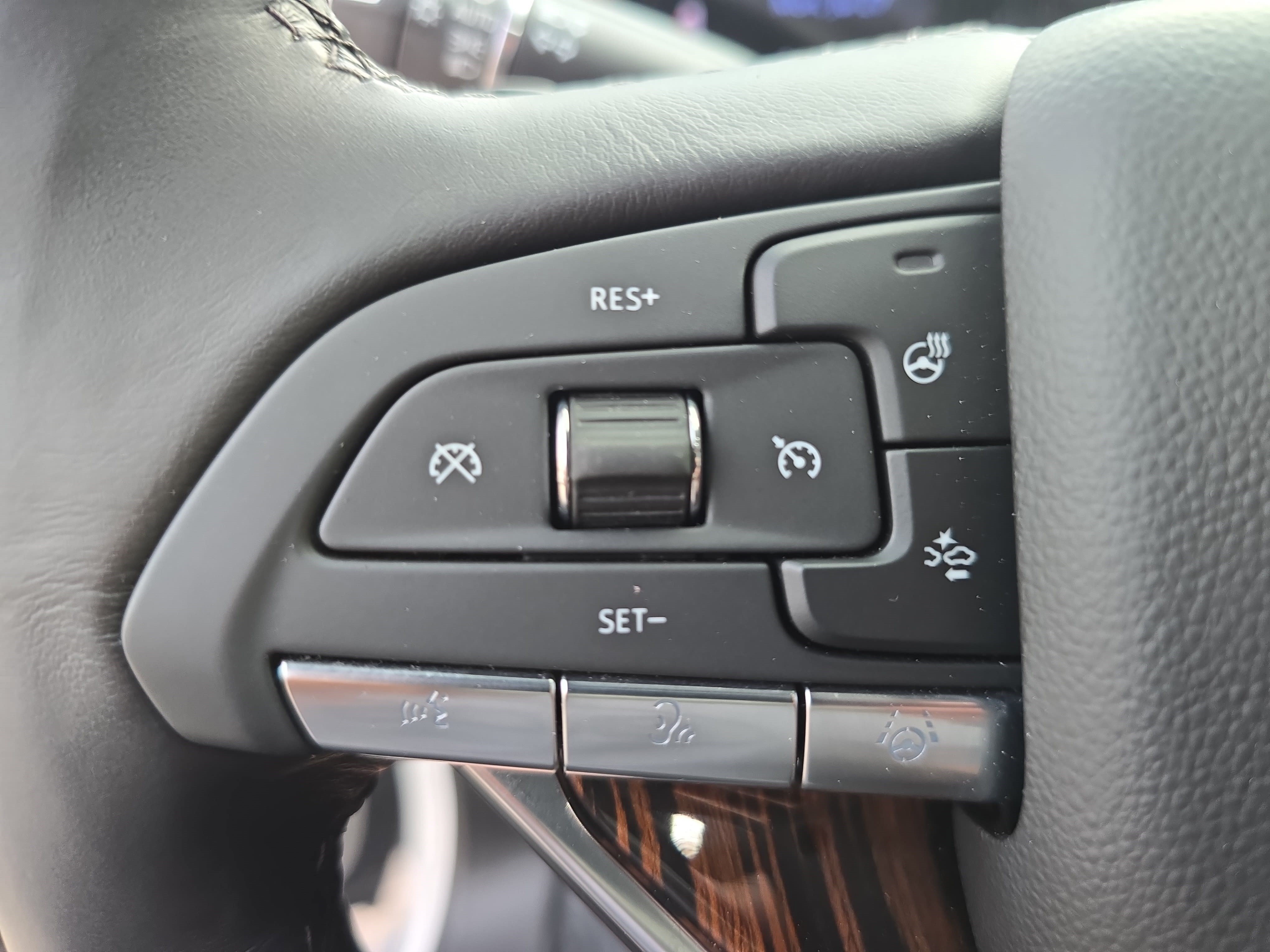 Certified 2024 Cadillac Escalade Premium Luxury w/ Performance Package AWD/4WD image 18