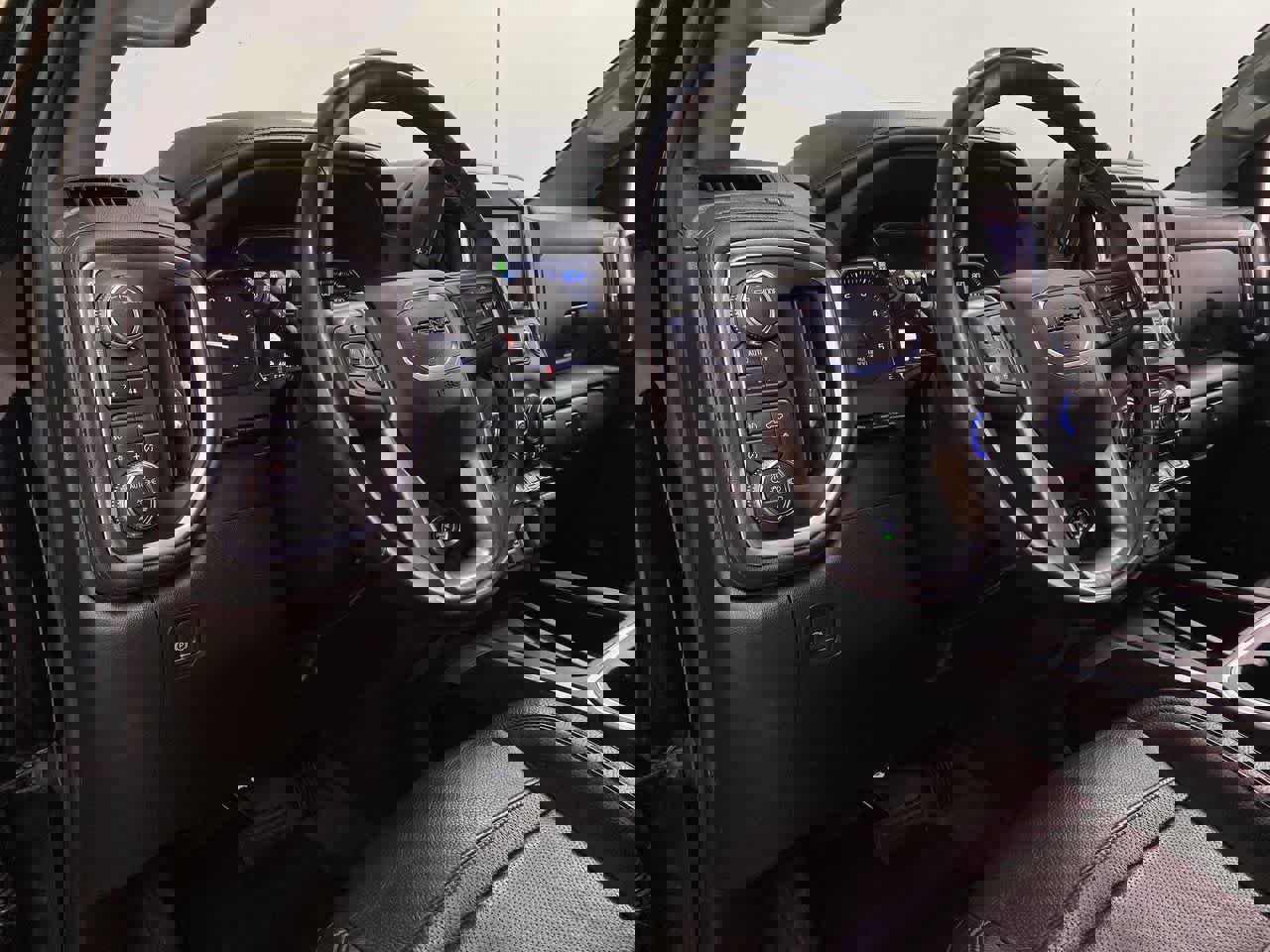 Used 2023 GMC Sierra 2500 Denali w/ Denali Ultimate Package AWD/4WD image 2