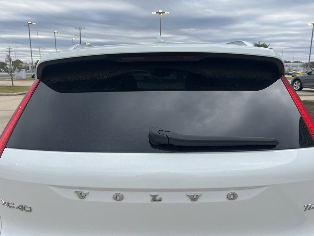 Used 2020 Volvo XC40 T4 Momentum image 5