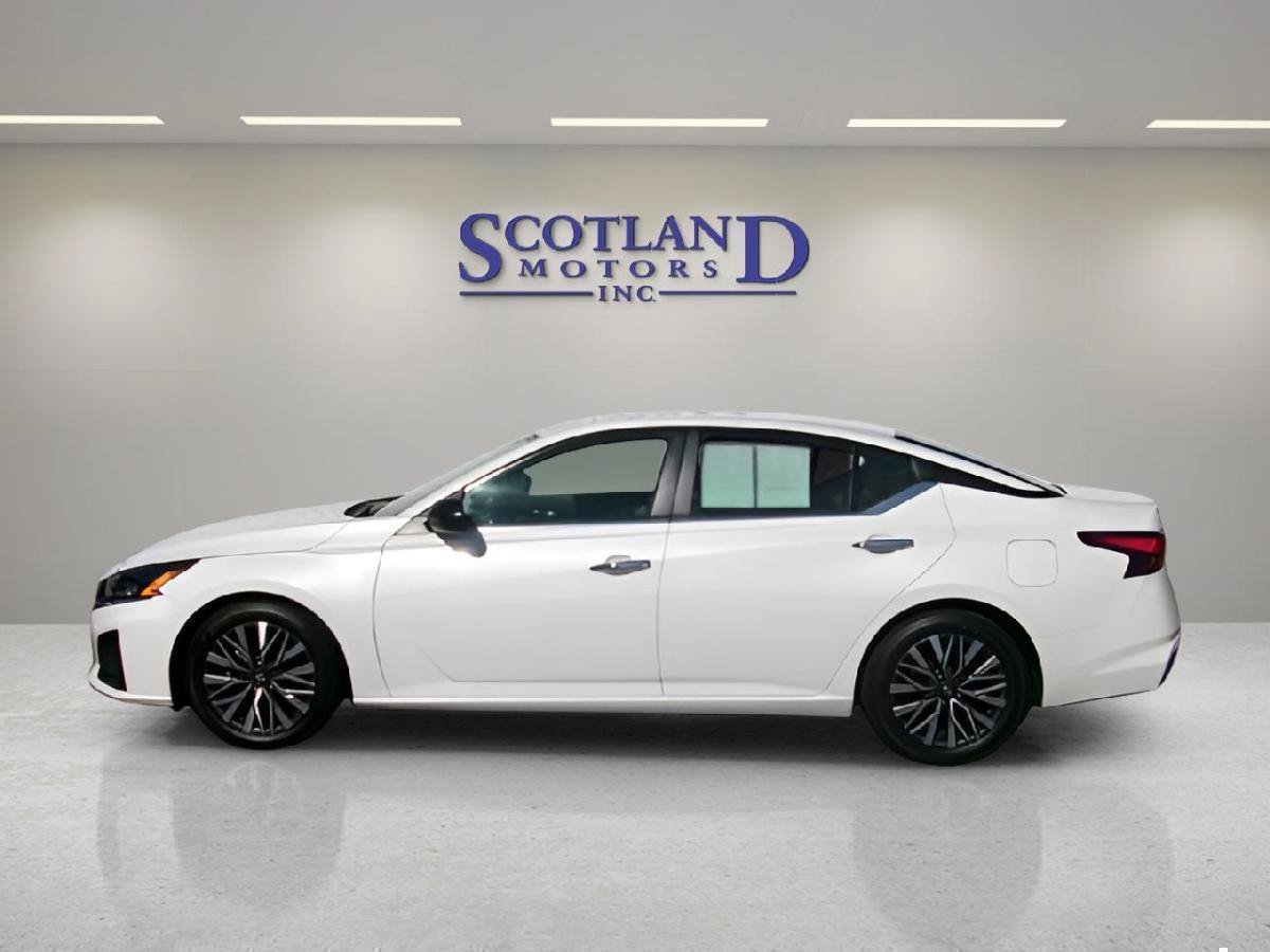 Used 2024 Nissan Altima 2.5 SV FWD image 1