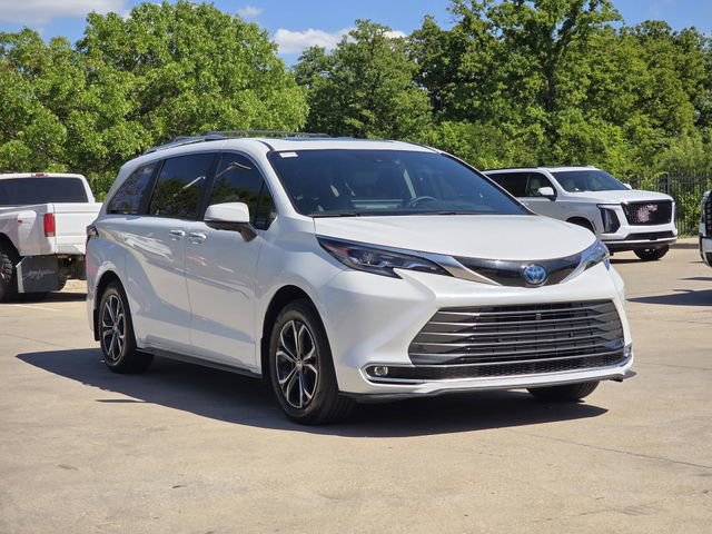 Used 2025 Toyota Sienna Platinum image 2