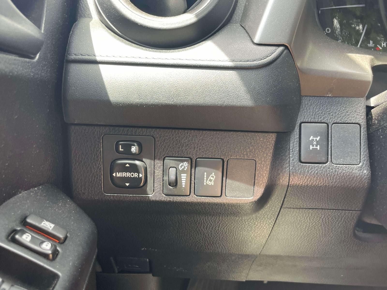 Used 2018 Toyota RAV4 LE w/ All Weather Liner Package AWD/4WD image 19
