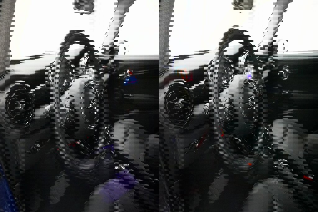 Used 2020 MINI Cooper 4-Door Hardtop image 8