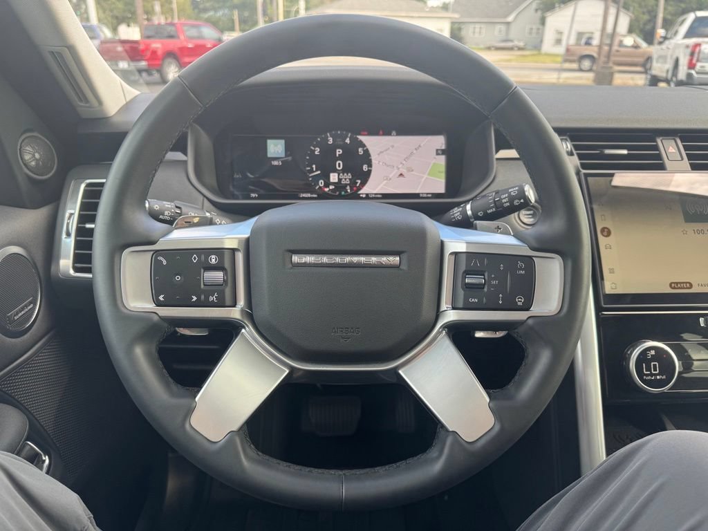 Used 2024 Land Rover Discovery S AWD/4WD image 9