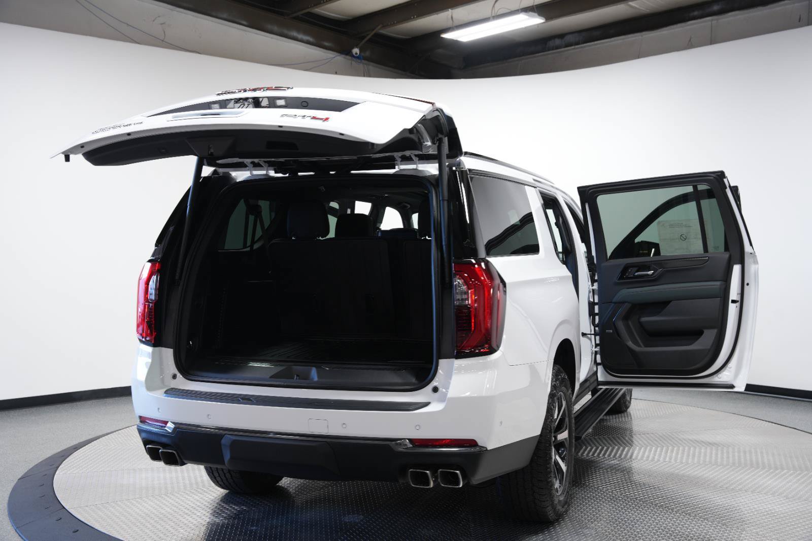 New 2026 GMC Yukon XL AT4 w/ AT4 Premium Plus Package AWD/4WD image 4