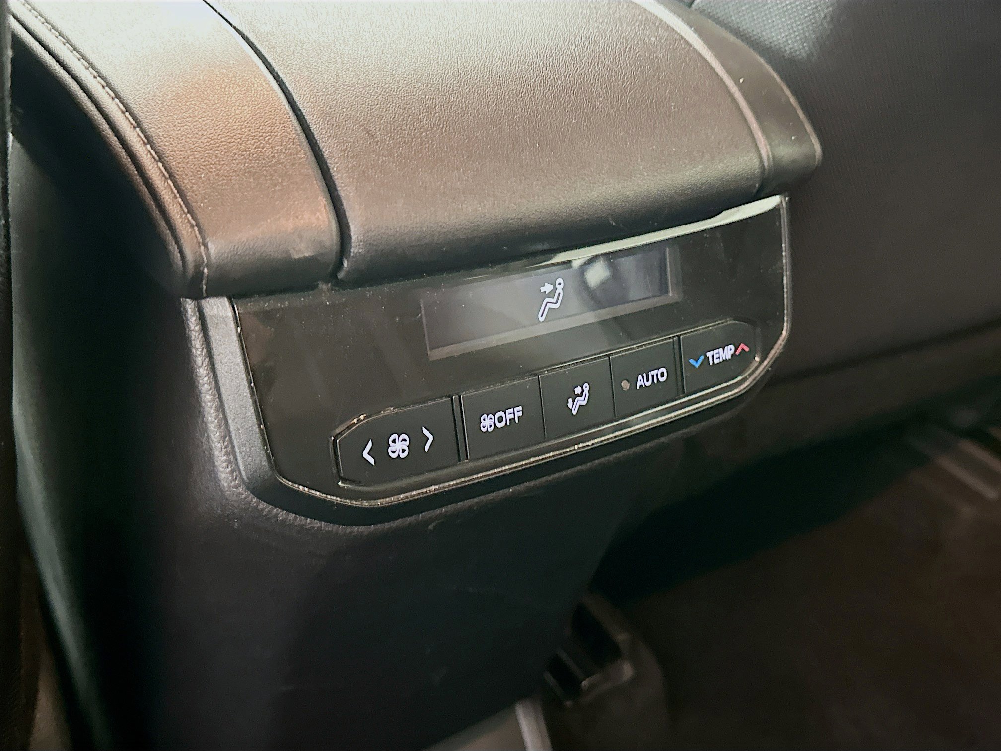 Used 2024 Toyota Highlander LE image 28