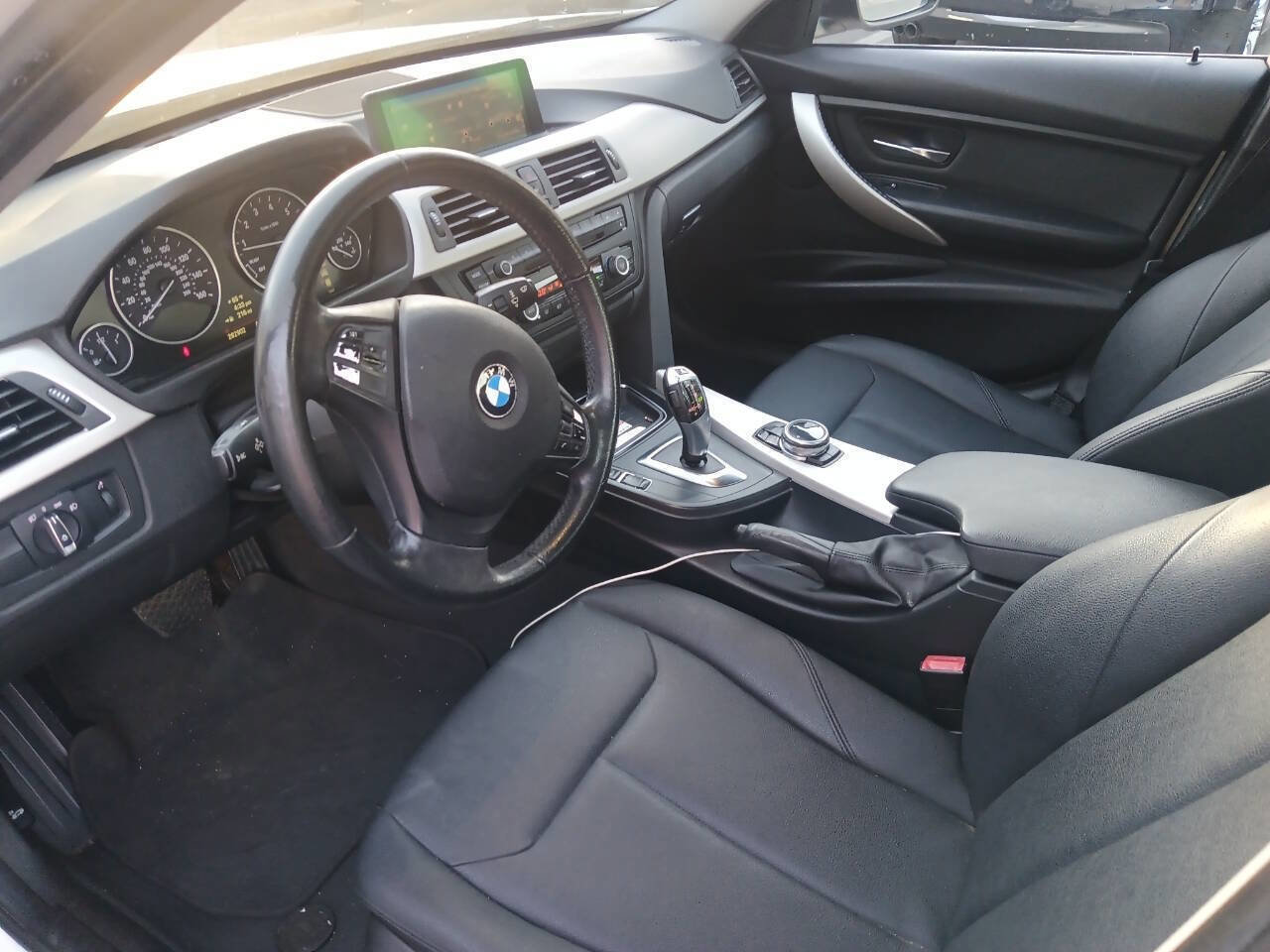 Used 2014 BMW 320i 320i 4dr Sedan image 3