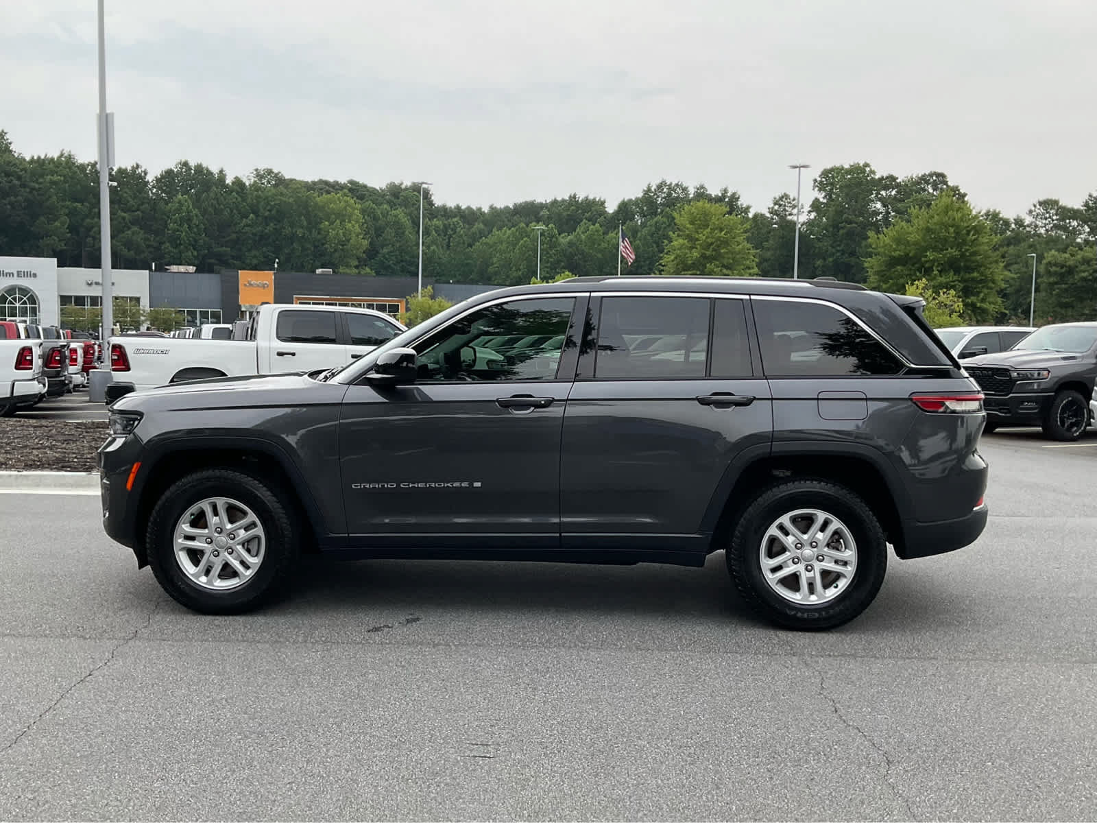Used 2022 Jeep Grand Cherokee Laredo w/ Luxury Tech Group I RWD image 2