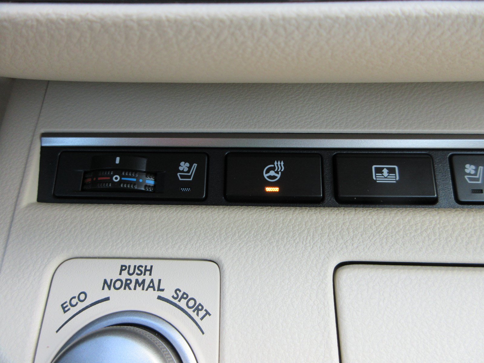 Used 2013 Lexus ES 300h w/ Luxury Pkg FWD image 46
