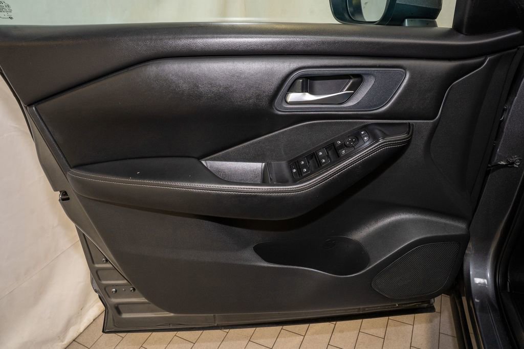 Used 2024 Nissan Rogue SV image 12