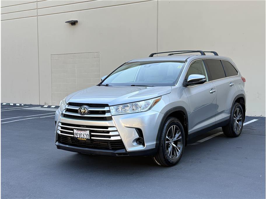 Used 2019 Toyota Highlander LE FWD image 4