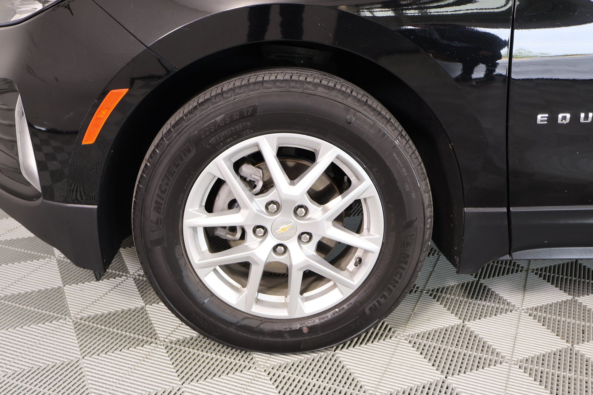 Used 2023 Chevrolet Equinox LT w/ LPO, Floor Liner Package FWD image 16