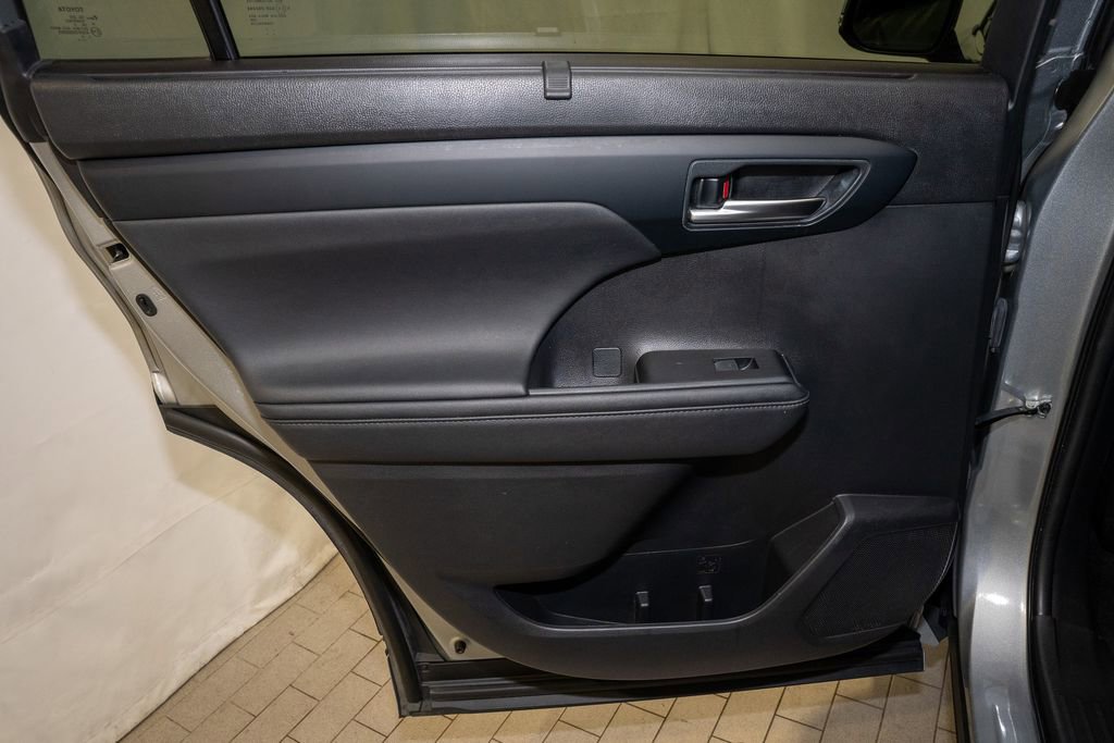 Used 2023 Toyota Highlander XLE image 12