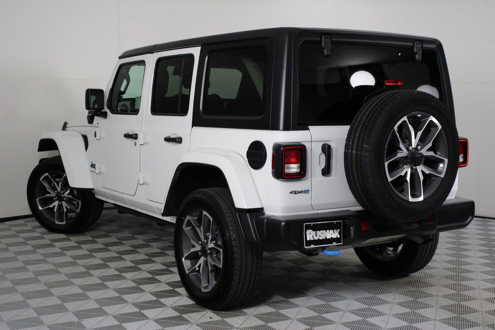 Used 2024 Jeep Wrangler Unlimited AWD/4WD image 2
